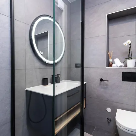 Daire Tonina Studio: Center *